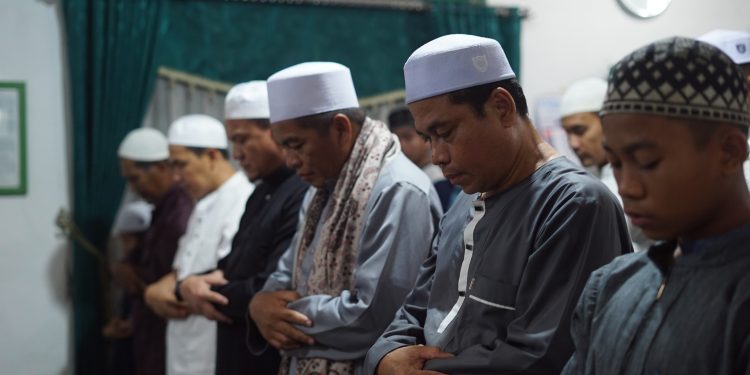 SILATURRAHMI DENGAN WARGA SEKITAR KEDIAMAN, PJ. BUPATI LAKSANAKAN TARAWIH BERSAMA WARGA LORONG BUPATI