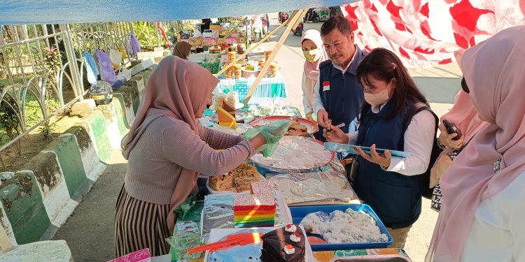 PASTIKAN KEAMANAN PANGAN, BBPOM BANJARMASIN LAKUKAN INTENSIFIKASI PANGAN JELANG IDUL FITRI DI AREA PASAR WADAI/TAKJIL HSS