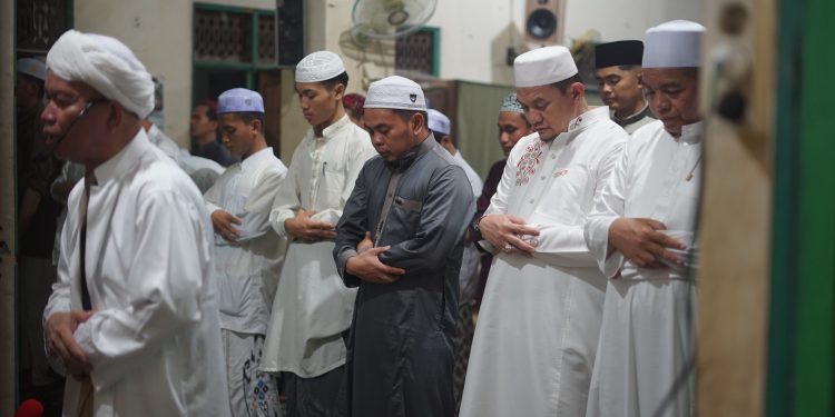 SUASANA KHIDMAT: PJ. BUPATI HSS SHALAT TARAWIH BERJAMAAH DI PONPES TARBIYATUL FURQAN