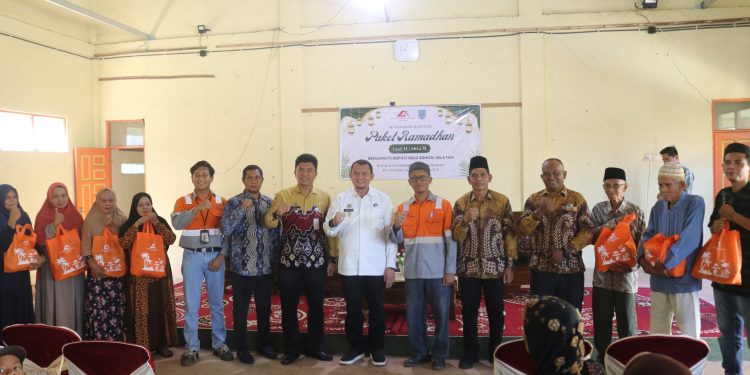 PJ BUPATI HSS SERAHKAN SECARA SIMBOLIS BANTUAN PAKET RAMADHAN DARI PT AGM