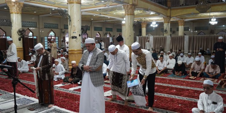 PJ BUPATI HSS LAKSANAKAN SHOLAT IDUL FITRI BERSAMA KELUARGA DAN MASYARAKAT KOTA KANDANGAN