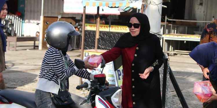 BERBAGI DI BULAN RAMADHAN, PJ KETUA TP PKK HSS TURUN KE JALAN BERIKAN TAKJIL GRATIS KEPADA MASYARAKAT