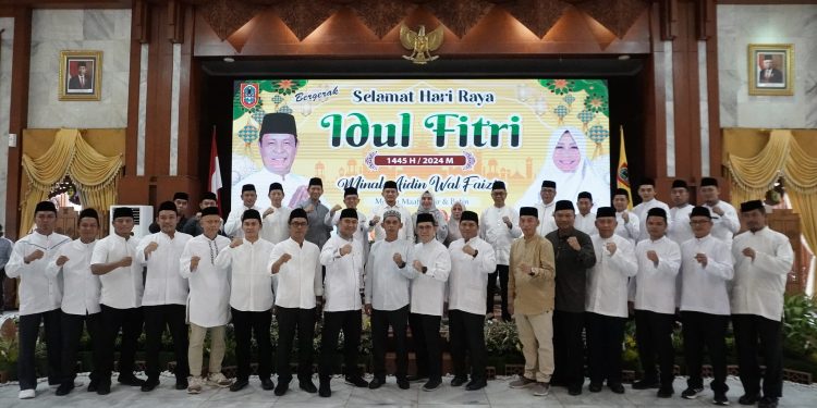 PJ BUPATI HSS Drs. H HERMANSYAH, MM, MENYERTAI KEMERIAHAN OPEN HOUSE BERSAMA GUBERNUR KALIMANTAN SELATAN DAN KELUARGA