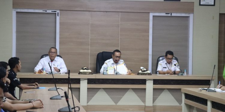 RAPAT KOORDINASI EVALUASI PELAKSANAAN DANA CSR: SEKDA KAB HSS PIMPIN RAPAT