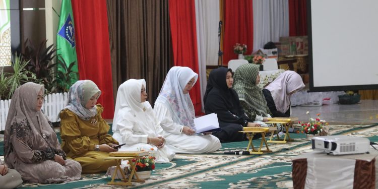 MEMPERERAT TALI SILATURAHMI DAN MENINGKATKAN KEIMANAN: TP PKK KABUPATEN HSS GELAR KHATAMAN AL-QUR’AN DI BULAN SUCI RAMADHAN