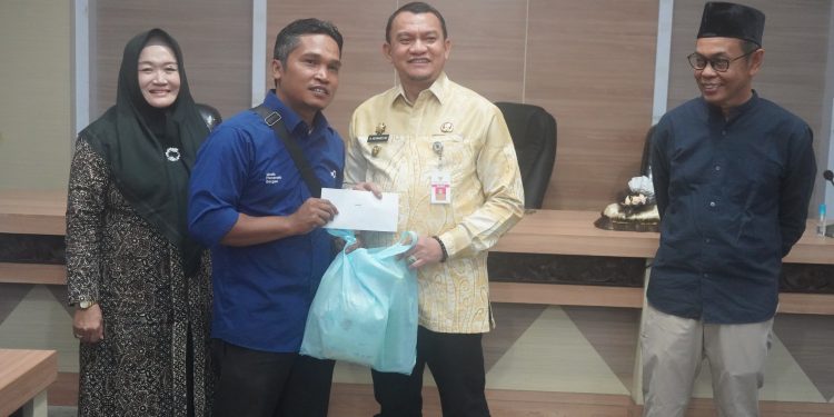 PJ BUPATI HSS SERAHKAN PAKET LEBARAN KEPADA WARTAWAN REKANAN PEMKAB HSS