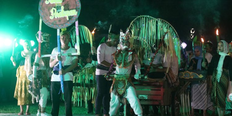 MEMERIAHKAN FESTIVAL KEMILAU RAMADHAN PJ BUPATI HSS BESERTA KELUARGA MENYAKSIKAN LOMBA FESTIVAL BAGARAKAN SAHUR SE-BANUA ENAM
