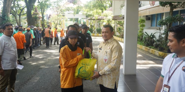 PJ BUPATI HSS SERAHKAN PAKET LEBARAN KEPADA PASUKAN DISPERA KPLH KAB.HSS