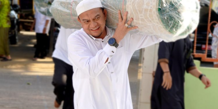 PJ BUPATI HSS, DRS. H. HERMANSYAH, MM, SERAHKAN BANTUAN KARPET UNTUK MESJID DI WILAYAH 3 DAHA