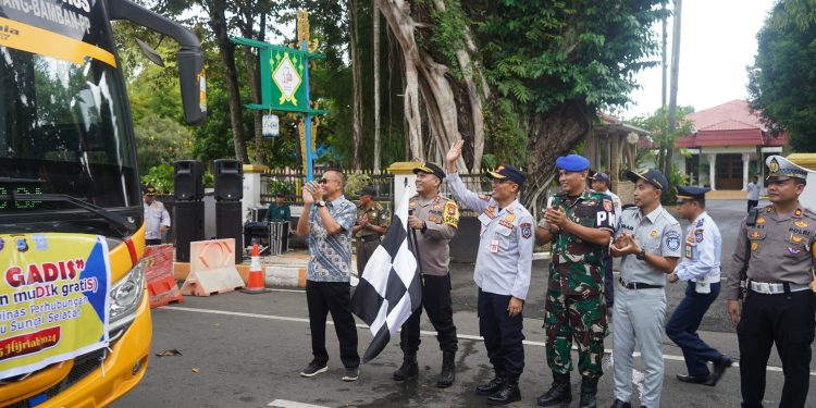 PELEPASAN BUS GADIS: PEMERINTAH KABUPATEN HSS BUKA AKSES MUDIK GRATIS UNTUK MASYARAKAT MERAYAKAN IDUL FITRI