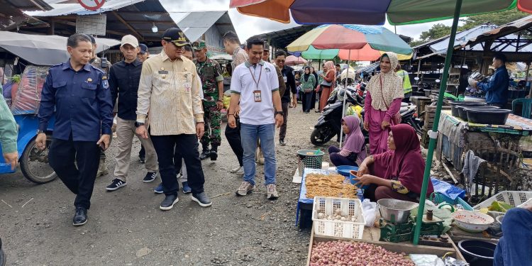 PIMPIN OPERASI PEMANTAUAN HARGA DAN KETERSEDIAAN BAHAN POKOK, PJ BUPATI HSS PASTIKAN HARGA BAHAN POKOK STABIL