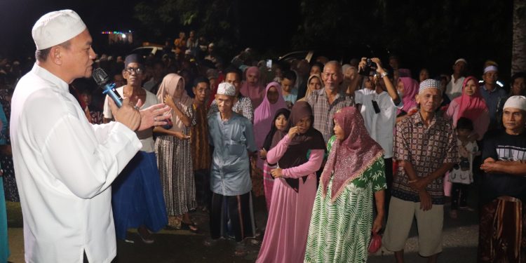 RATUSAN WARGA MADANG TERIMA SEMBAKO RAMADHAN DARI PT. BGM, PJ. BUPATI IKUT SERAHKAN SECARA SIMBOLIS