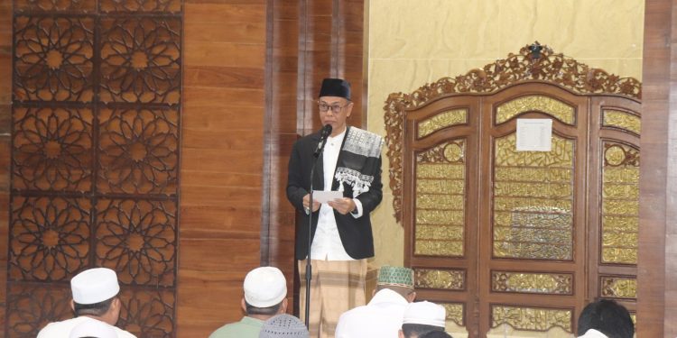 WAKILI PJ. BUPATI, SEKDA LAKSANAKAN SHOLAT IED PERTAMA DI MASJID NURUL HIDAYAH ISLAMIC CENTER KANDANGAN