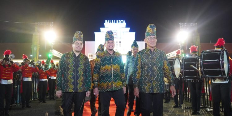 WUJUD SINERGI BERSAMA BUMI RAKAT MUFAKAT, PJ. BUPATI HSS HADIRI PUNCAK PERINGATAN HARI JADI KOTA BANJARBARU YANG KE-25