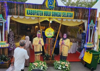 PEMBUKAAN MTQ NASIONAL DIWARNAI EKSPO UMKM, PJ. KETUA PKK KUNJUNGI STAND KABUPATEN HSS DAN BERI MOTIVASI