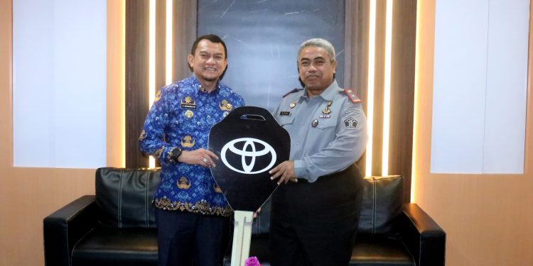 SERAHKAN BANTUAN MOBIL OPERASIONAL, PJ. BUPATI : SEMOGA BERMANFAAT UNTUK PENINGKATAN KINERJA RUTAN KELAS IIB KANDANGAN