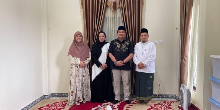 PJ BUPATI HSS DAN PJ KETUA TP. PKK KAB. HSS BERSILATURAHMI DI KEDIAMAN WAKIL BUPATI HSS DI DESA GAMBAH LUAR MUKA