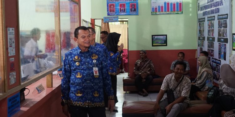 PASTIKAN PELAYANAN PUBLIK OPTIMAL USAI LEBARAN, PJ BUPATI HSS KUNJUNGI SEJUMLAH PERANGKAT DAERAH DI KAB HSS