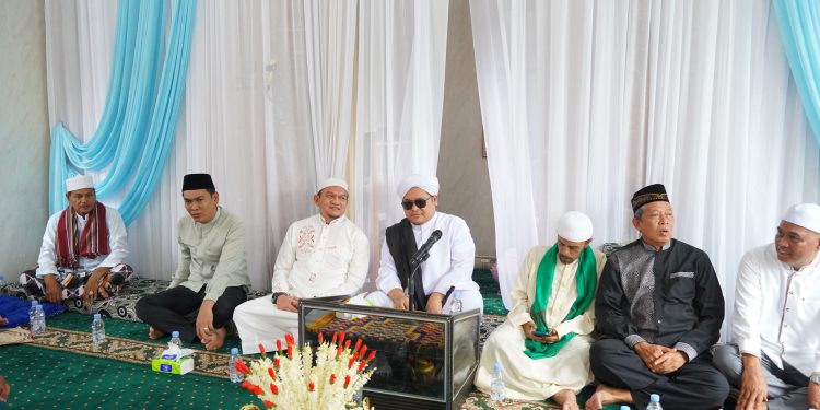 PJ. BUPATI HSS BERSAMA PJ. KETUA TP. PKK KAB. HSS HADIRI PERINGATAN HAUL AKBAR KE-121 SYEKH H. MUHAMMAD THAHER