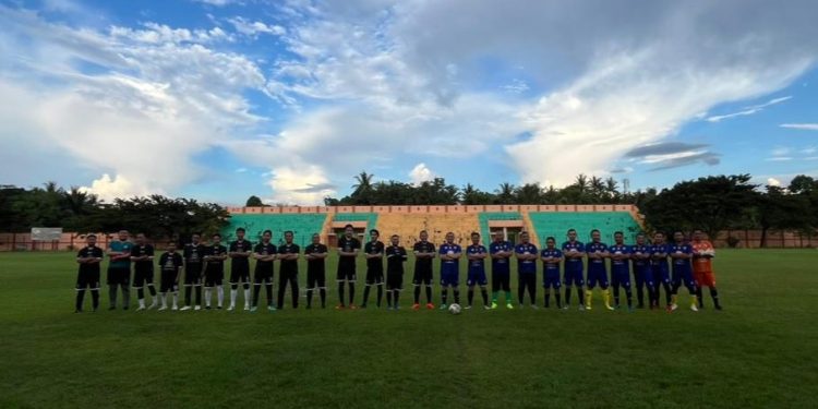 PERTANDINGAN PERSAHABATAN SEPAK BOLA PEMERINTAH KABUPATEN HULU SUNGAI SELATAN VS. PONDOK PESANTREN DALWA PASURUAN: SEMANGAT PERSAUDARAAN DI LAPANGAN HIJAU