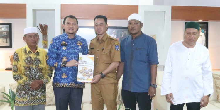 PJ. BUPATI HSS TERIMA SILATURAHMI PARA PANITIA PELAKSANA HAUL DATU DAHA SURGI TUAN KE 121