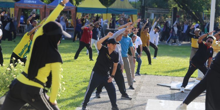 TINGKATKAN KESEHATAN DAN SEMANGAT KERJASAMA, PEMKAB HSS GELAR SENAM BERSAMA