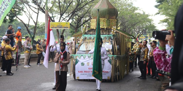 SEKDA KAB.HSS HADIRI PAWAI TA’ARUF MTQ NASIONAL TINGKAT PROVINSI KALSEL KE 35 DI BUMI RUHUI RAHAYU KAB.TAPIN