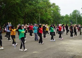 AJAK MASYARAKAT HIDUP SEHAT, PEMKAB HSS RUTIN GELAR SENAM AEROBIK