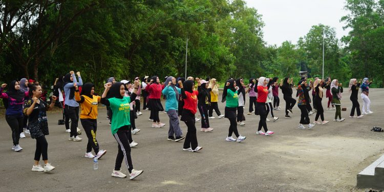 AJAK MASYARAKAT HIDUP SEHAT, PEMKAB HSS RUTIN GELAR SENAM AEROBIK