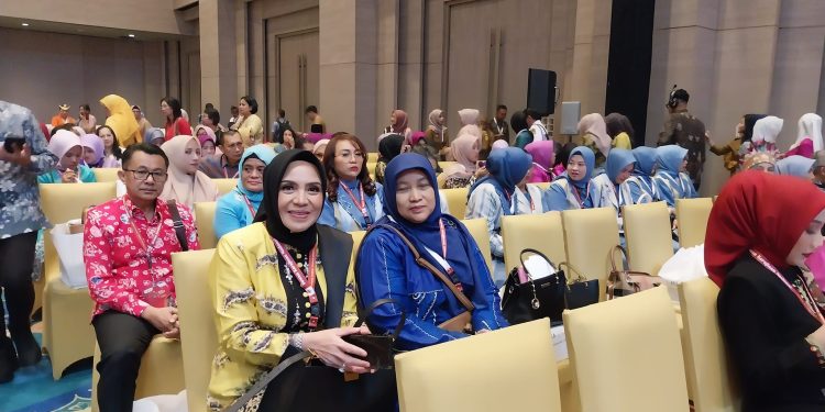 PJ KETUA TP PKK KAB. HSS DAN ROMBONGAN, MERIAHKAN PUNCAK HUT DEKRANASDA KE-44 DI SOLO