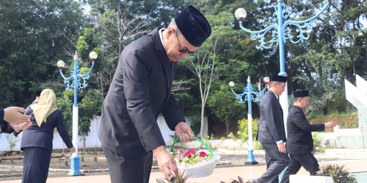 WUJUD SEMANGAT KEBANGSAAN DAN PERSATUAN, PEMKAB HSS LAKSANAKAN ZIARAH MAKAM DAN TABUR BUNGA
