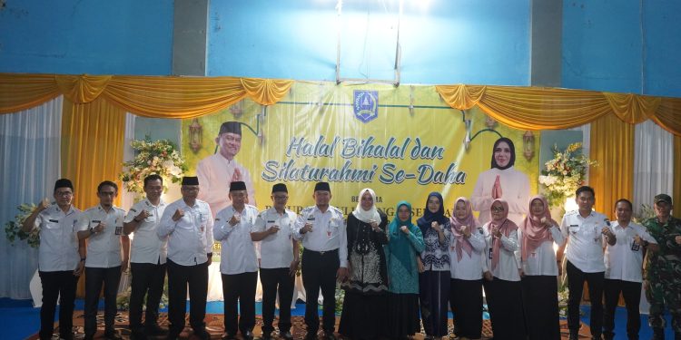 PJ BUPATI HSS MEMPERERAT SILATURAHMI DAN DORONG PEMBANGUNAN DESA DALAM ACARA HALAL BIHALAL