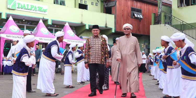 HADIRI WISUDA MDT SE-KABUPATEN HSS, PJ. BUPATI HARAPKAN TERWUJUDNYA GENERASI PENGAMAL AL-QUR’AN