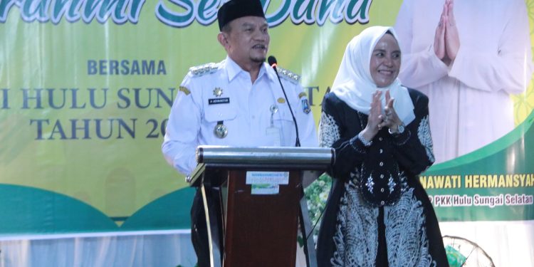 PJ KETUA TP PKK KABUPATEN HSS RUSNAWATI HERMANSYAH, SE, MENYERTAI PJ BUPATI HSS DALAM ACARA HALAL BIHALAL PERANGKAT DESA DAN BPD SE-DAHA