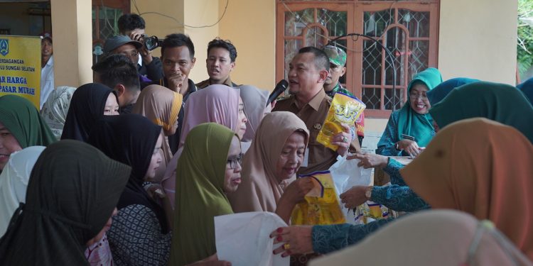 ANTUSIASME TINGGI MASYARAKAT DI PASAR MURAH DESA AMPARAYA, UPAYA ATASI INFLASI