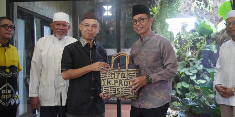 SEKRETARIS DAERAH HSS TERIMA KUNJUNGAN SEKRETARIS DAERAH KABUPATEN TAPIN DI MTQ NASIONAL KE-XXXV