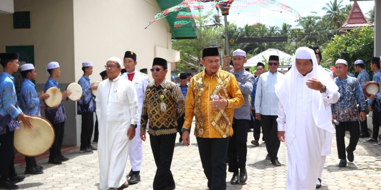 SHOLAT DZUHUR BERSAMA PARA SISWA, PJ. BUPATI AKAN BANTU UNTUK PERBAIKAN MUSHOLLA MAN 1 KANDANGAN