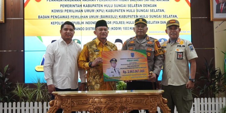 PENYERAHAN DANA HIBAH UANG PELAKSANAAN PEMILU KEPALA DAERAH TAHAP II TAHUN 2024 OLEH PJ BUPATI HULU SUNGAI SELATAN KE LEMBAGA TERKAIT