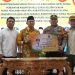 PENYERAHAN DANA HIBAH UANG PELAKSANAAN PEMILU KEPALA DAERAH TAHAP II TAHUN 2024 OLEH PJ BUPATI HULU SUNGAI SELATAN KE LEMBAGA TERKAIT