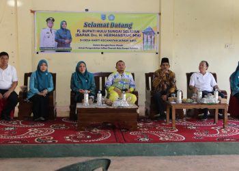 TEKAN INFLASI, PJ. BUPATI HSS LAKUKAN PENINJAUAN PASAR MURAH DI DESA HARITI, KECAMATAN SUNGAI RAYA