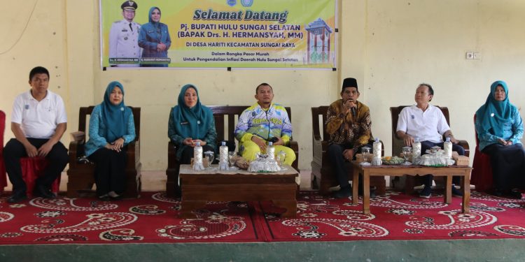 TEKAN INFLASI, PJ. BUPATI HSS LAKUKAN PENINJAUAN PASAR MURAH DI DESA HARITI, KECAMATAN SUNGAI RAYA