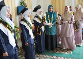 PJ KETUA TP PKK KAB HSS HADIRI WISUDA & KHATAMAN SANTRIWATI PONPES IBNU MAS’UD PUTRI