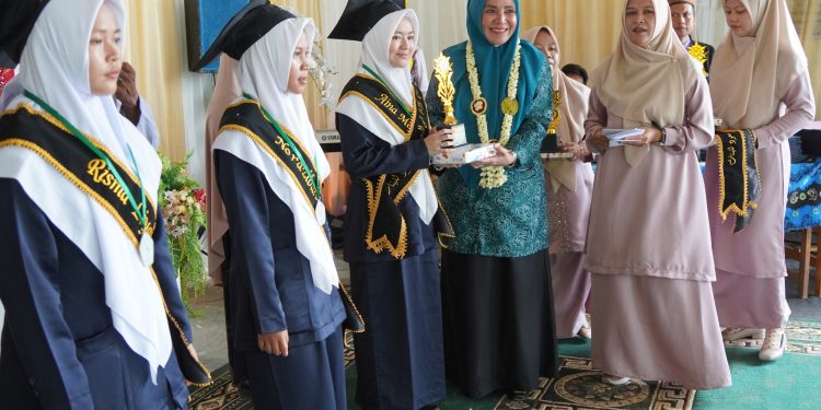 PJ KETUA TP PKK KAB HSS HADIRI WISUDA & KHATAMAN SANTRIWATI PONPES IBNU MAS’UD PUTRI