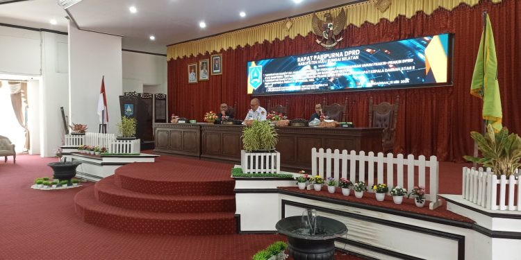 WAKILI PJ. BUPATI, SEKDA SAMPAIKAN TANGGAPAN EKSEKUTIF TERHADAP PEMANDANGAN UMUM FRAKSi-FRAKSII DPRD HSS