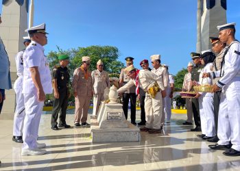 BENTUK PENGHORMATAN ATAS PERJUANGANNYA, PJ BUPATI HSS IKUTI ZIARAH KE MAKAM PAHLAWAN NASIONAL H. HASSAN BASRY