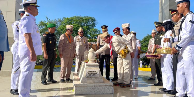BENTUK PENGHORMATAN ATAS PERJUANGANNYA, PJ BUPATI HSS IKUTI ZIARAH KE MAKAM PAHLAWAN NASIONAL H. HASSAN BASRY