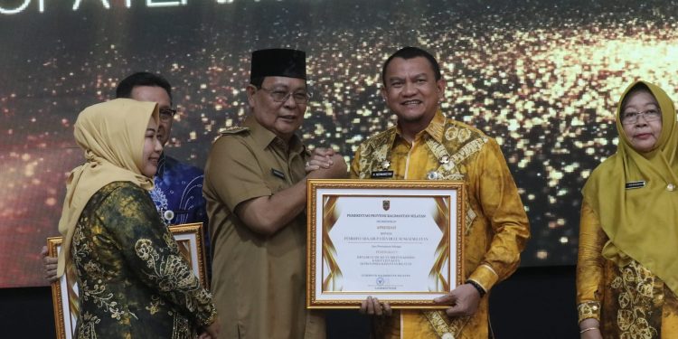 PJ BUPATI HSS TERIMA PENGHARGAAN PRESTASI DALAM TATA KELOLA PEMERINTAHAN DI KALSEL