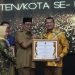 PJ BUPATI HSS TERIMA PENGHARGAAN PRESTASI DALAM TATA KELOLA PEMERINTAHAN DI KALSEL