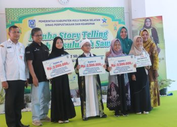 BUNDA LITERASI SERAHKAN HADIAH UNTUK PARA PEMENANG LOMBA CERITA