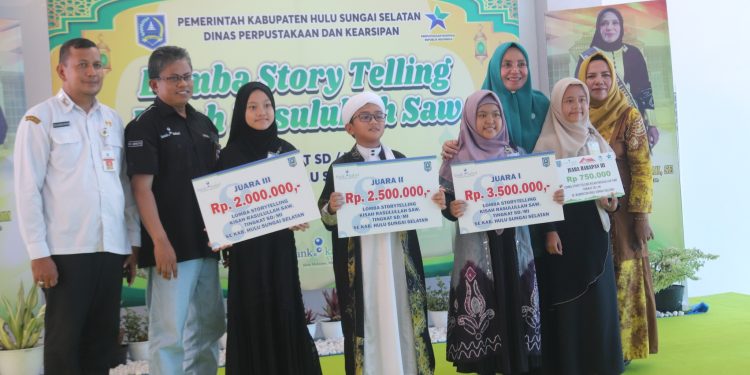 BUNDA LITERASI SERAHKAN HADIAH UNTUK PARA PEMENANG LOMBA CERITA